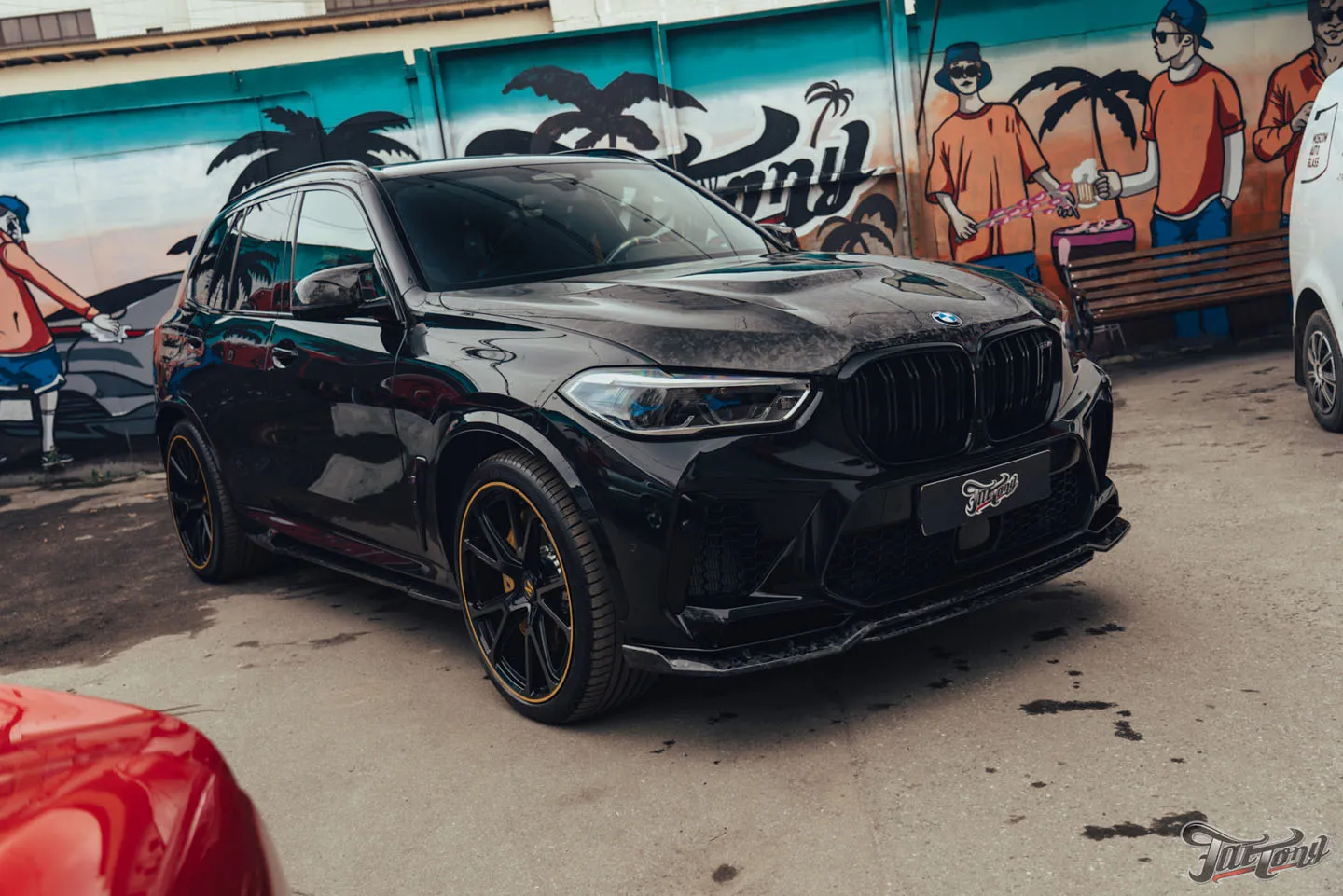 Установка сабвуферного звена и доработка акустической системы на BMW X5 M Competition